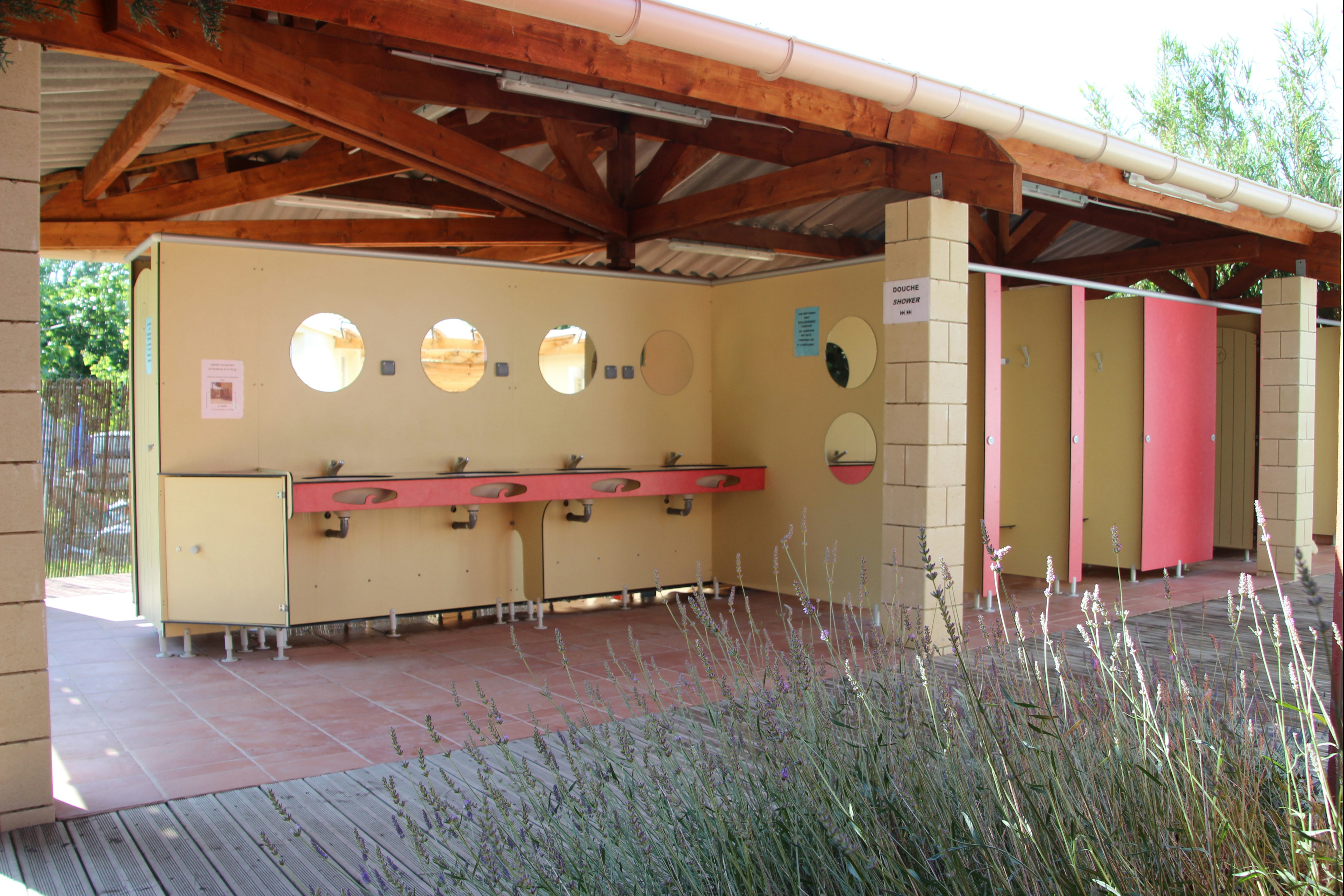 Camping Les Peupliers - Sanitärgebäude auf dem Campingplatz