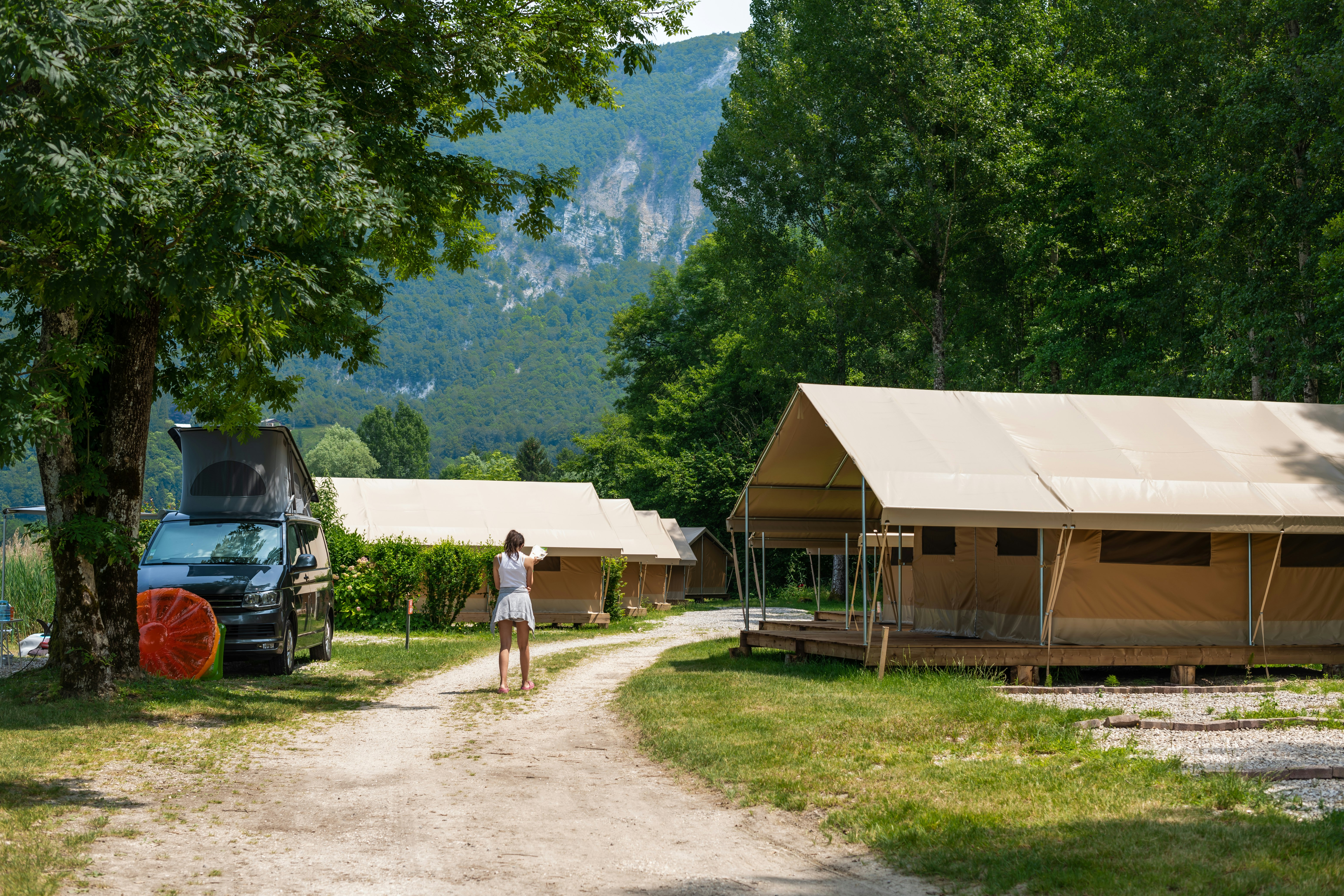 Onlycamp Les Peupliers - Außenansicht Glamping-Zelte auf dem Campingplatz