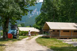 Onlycamp Les Peupliers - Außenansicht Glamping-Zelte auf dem Campingplatz