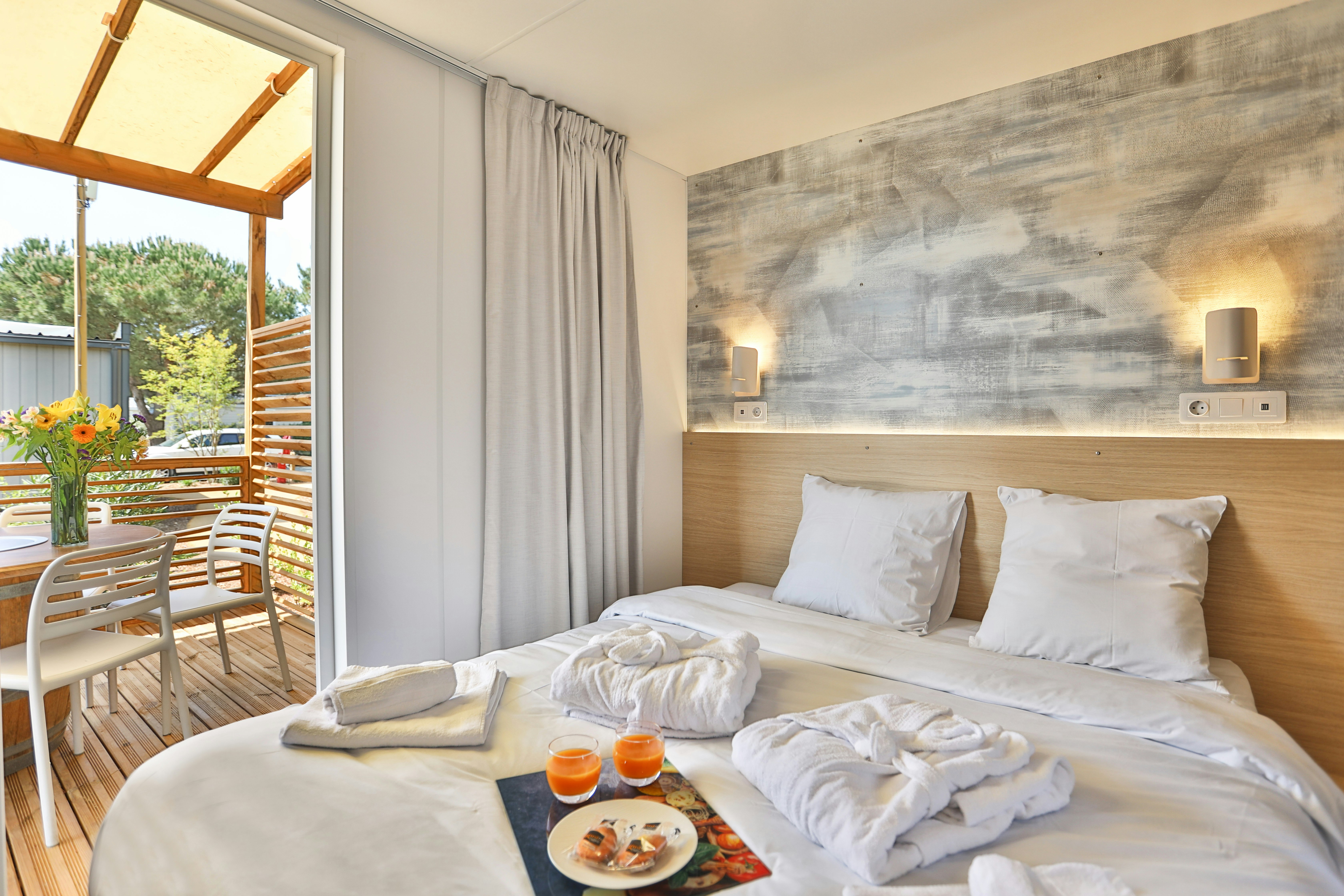 Camping Les Peupliers  - Doppelbett im Schlafzimmer eines Mobilheims