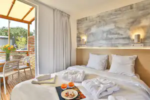 Camping Les Peupliers - Doppelbett im Schlafzimmer eines Mobilheims