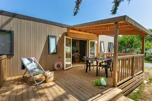Camping Les Peupliers - Mobilheim mit Terrasse auf dem Campingplatz