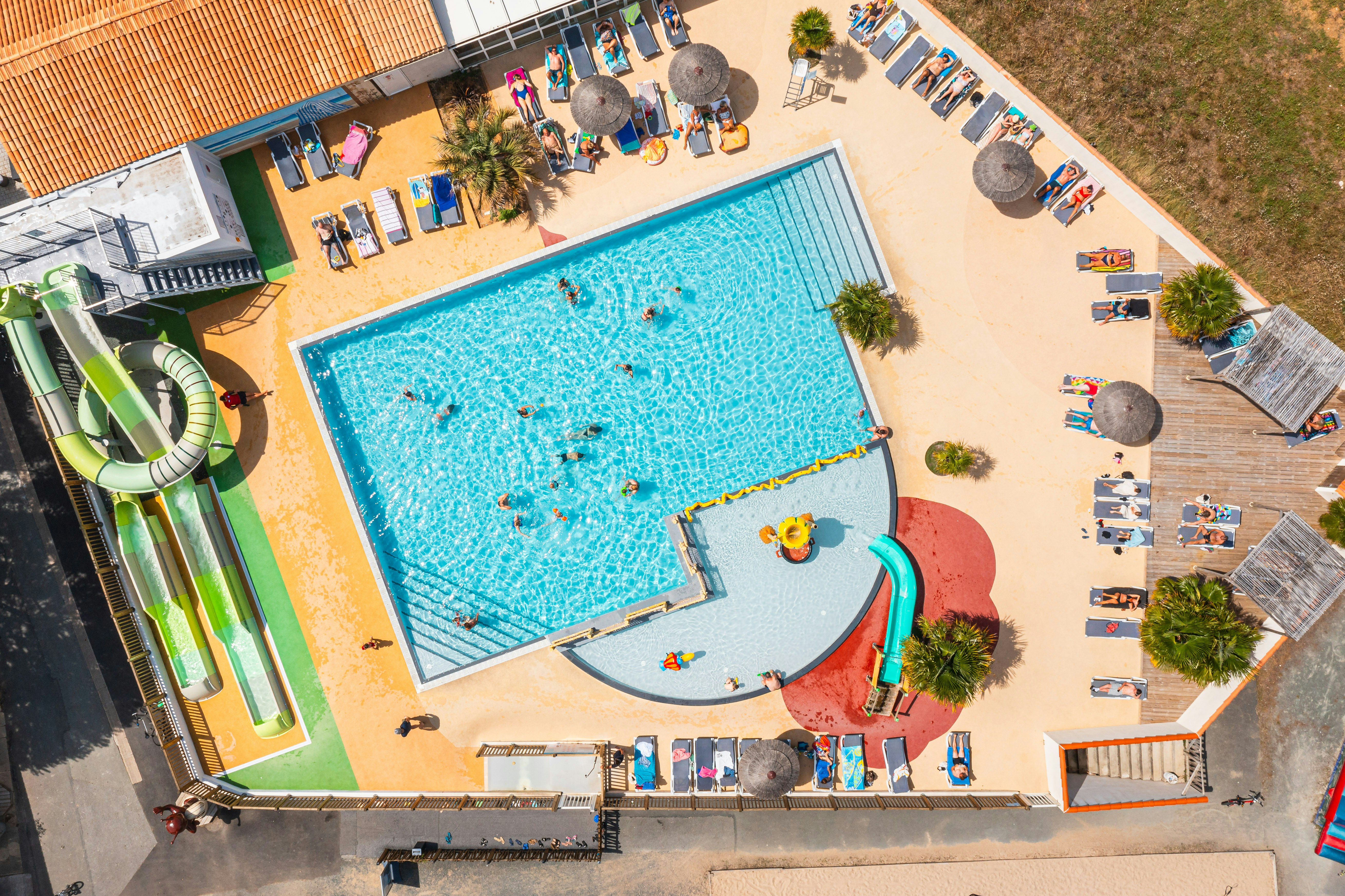 Camping Les Peupliers - Luftaufnahme des Pools auf dem Campingplatz