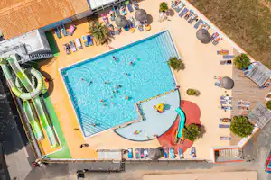Camping Les Peupliers - Luftaufnahme des Pools auf dem Campingplatz