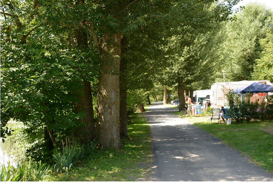 Camping Les Peupliers  -  Stellplatz vom Campingplatz am Ufer vom Fluss