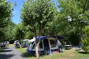 Camping Les Peupliers - Wohnwagen- und Zeltstellplatz vom Campingplatz auf grüner Wiese