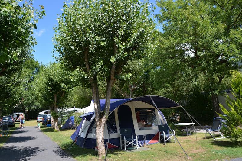Camping Les Peupliers  -  Wohnwagen- und Zeltstellplatz vom Campingplatz auf grüner Wiese