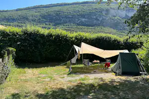 Camping Les Peupliers - Zelt auf Standplatz auf dem Campingplatz
