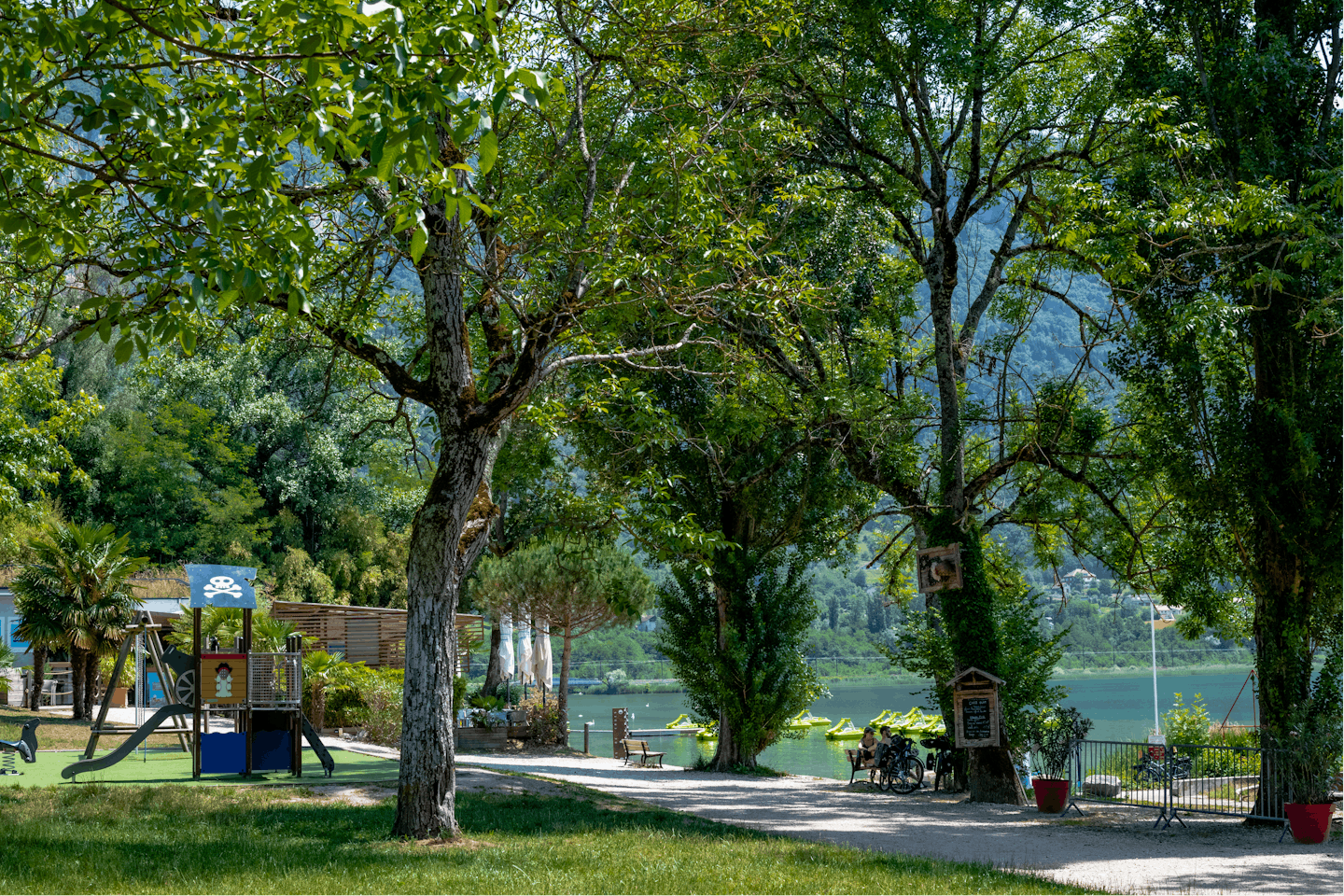 Camping Les Peupliers du Lac - Kinderspielplatz am Ufer des Sees