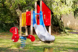 Camping Les Pialades - Kinderspielplatz auf dem Campingplatz