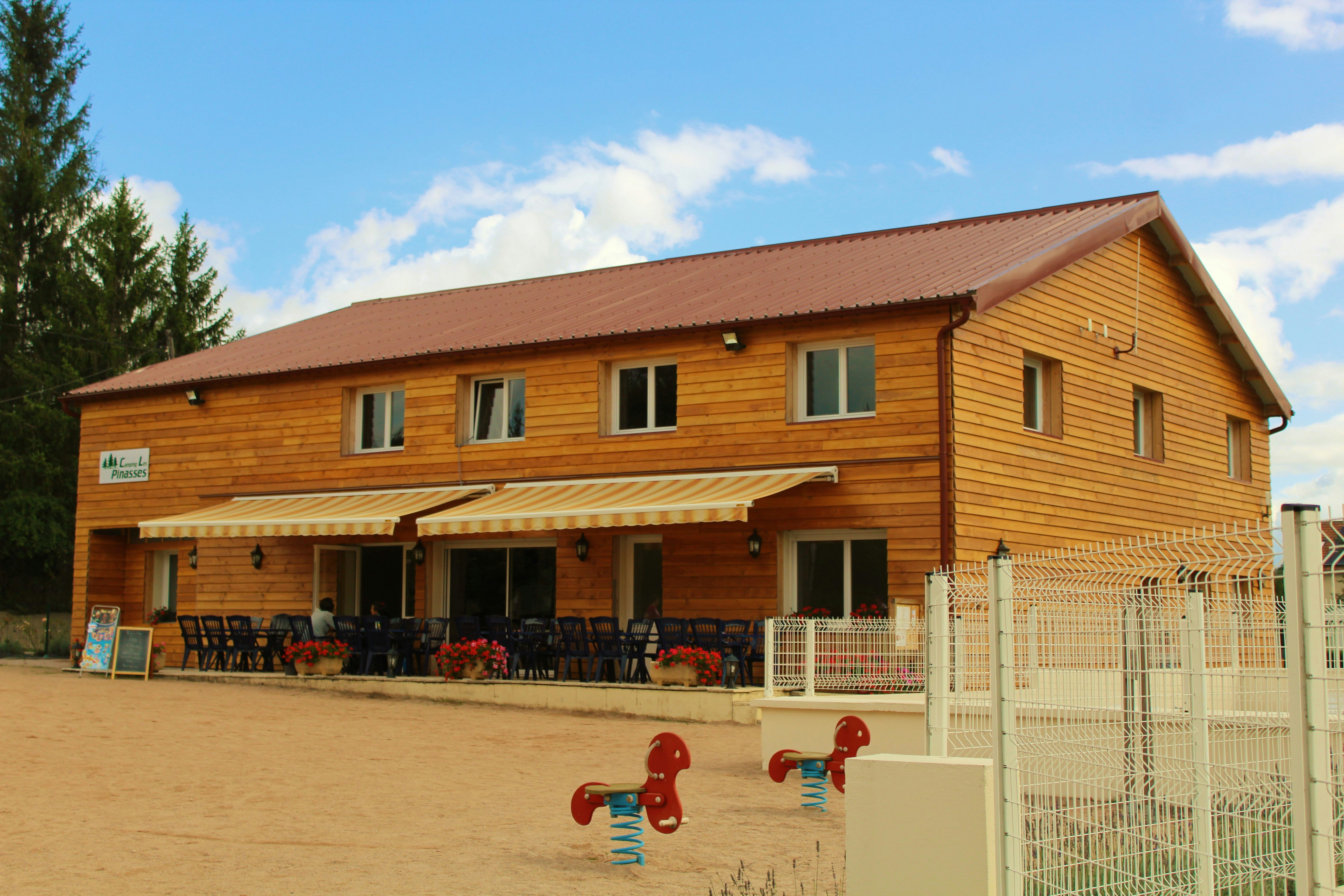 Camping Les Pinasses - Hauptgebäude auf dem Campingplatz