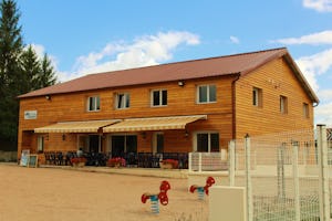 Camping Les Pinasses - Hauptgebäude auf dem Campingplatz