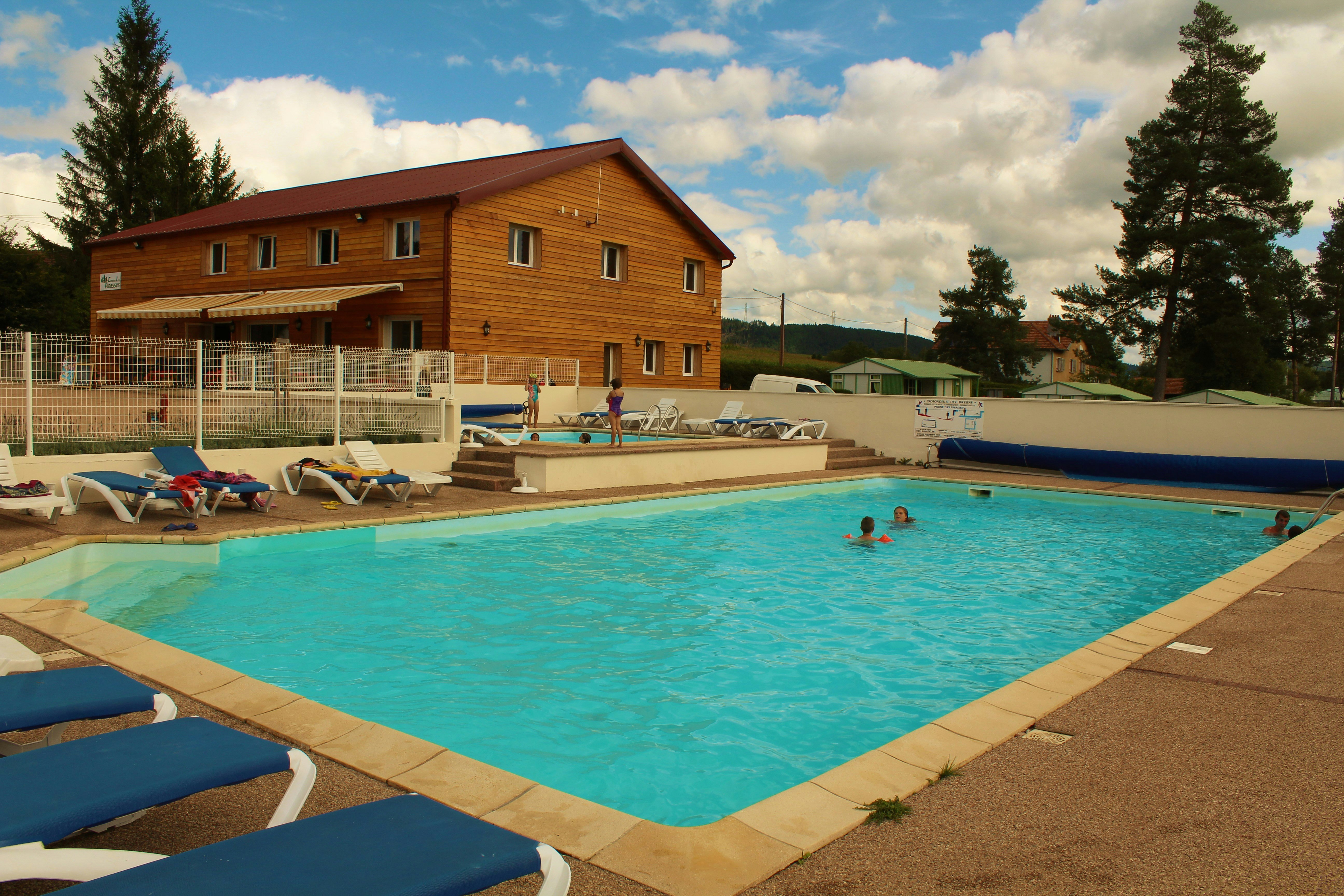Camping Les Pinasses - Pool im Freien auf dem Campingplatz