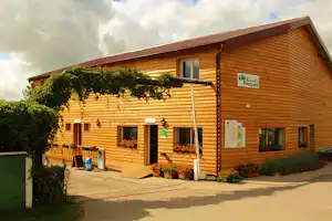 Camping Les Pinasses - Rezeptionsgebäude des Campingplatzes