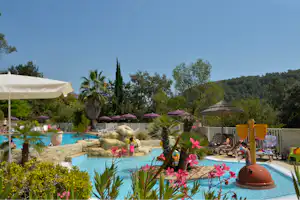Camping Les Pinèdes - - Pool vom Campingplatz mit Kinderbecken mit Blick ins Grüne