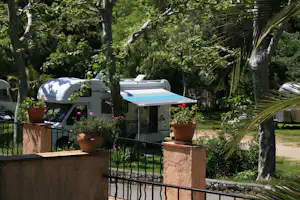 Camping Les Pinèdes - Blick auf den Stellplatz vom Campingplatz zwischen Bäumen