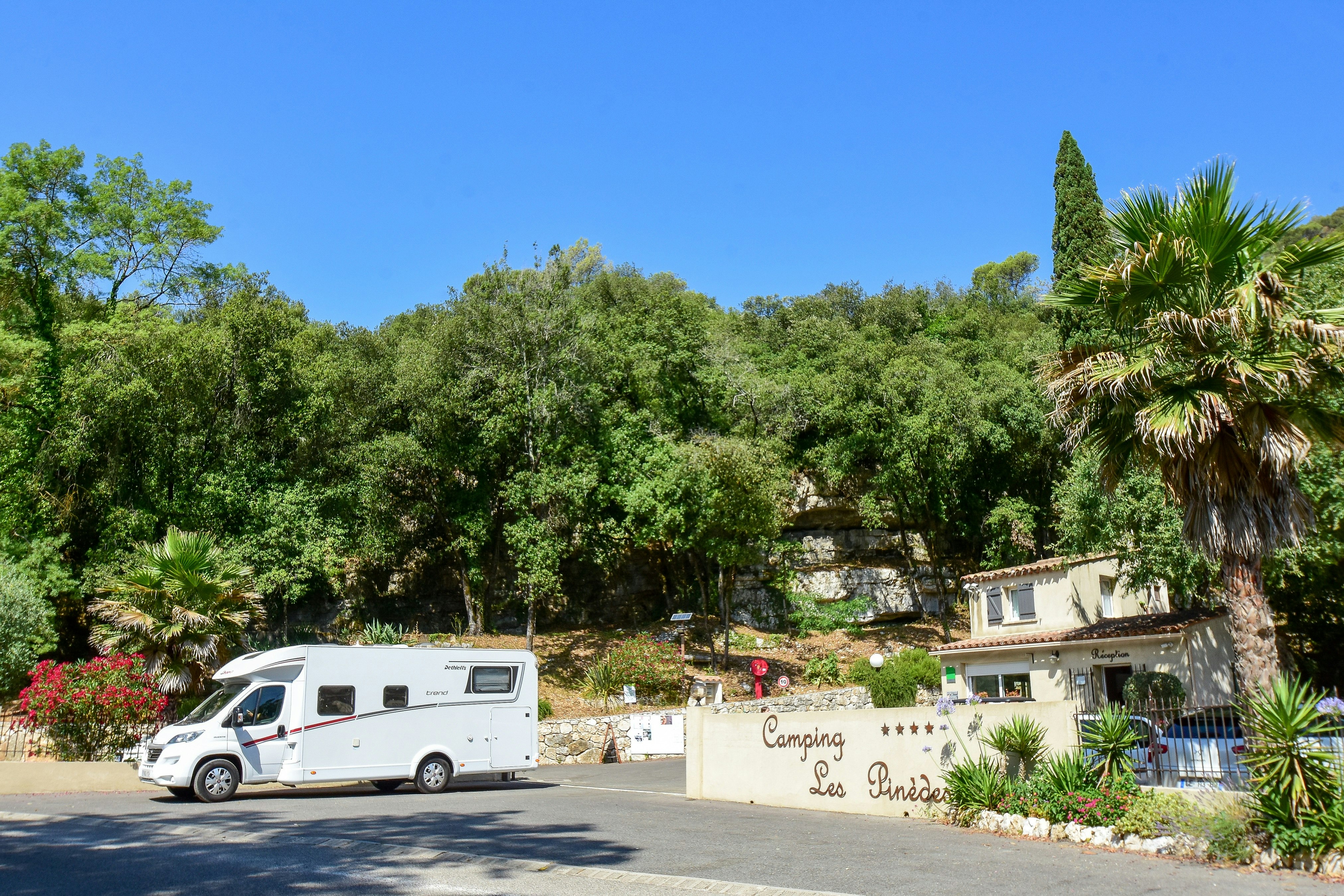 Sites et Paysages Les Pinèdes  Camping Les Pinèdes - Eingang des Campingplatzes
