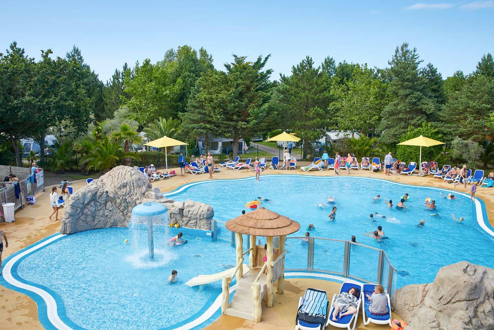 Yelloh! Village Les Pins - Blick auf das Freibad auf dem Campingplatz