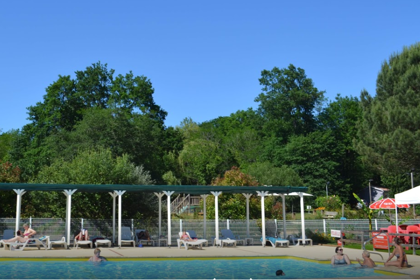 Camping Les Pins du Soleil - Campingplatzanlage mit Pool und Liegestühlen in der Sonne