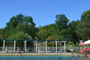 Camping Les Pins du Soleil - Campingplatzanlage mit Pool und Liegestühlen in der Sonne