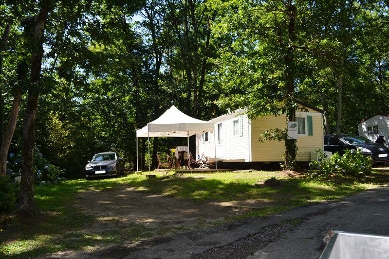 Camping Les Pins du Soleil - Chalet mit Veranda im Grünen auf dem Campingplatz