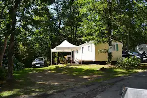 Camping Les Pins du Soleil - Chalet mit Veranda im Grünen auf dem Campingplatz