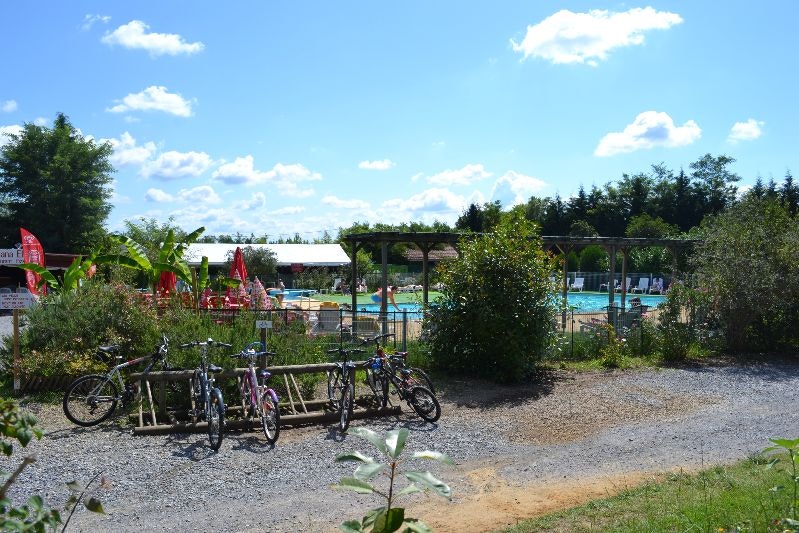 Camping Les Pins du Soleil - Pool und Fahrradständern für die Gäste