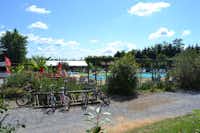 Camping Les Pins du Soleil - Pool und Fahrradständern für die Gäste