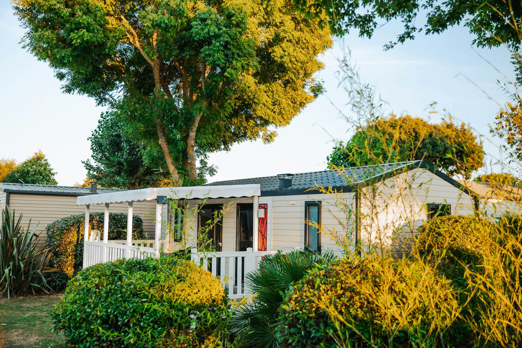 Camping Les Places Dorées  - Mobilheim mit Terrasse auf dem Campingplatz