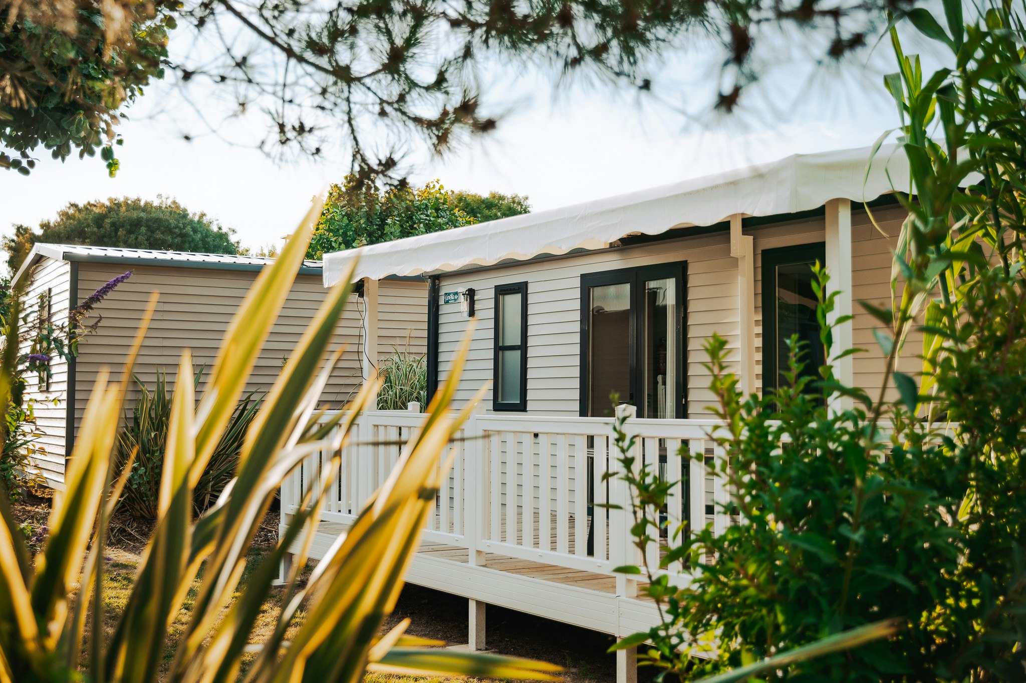 Camping Les Places Dorées  - Mobilheim mit Terrasse auf dem Campingplatz