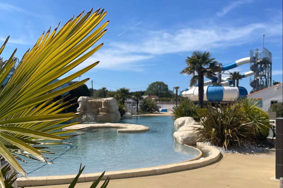 Camping Les Places Dorées  - Rutschen im Wasserpark des Campingplatzes