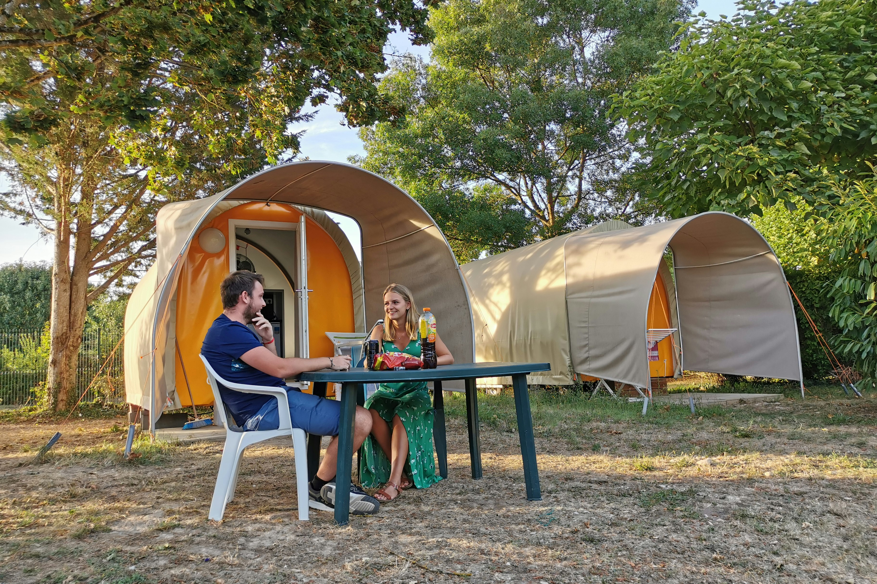 Camping Les Plages de l'Ain - Campinggäste vor den gemieteten Zelten