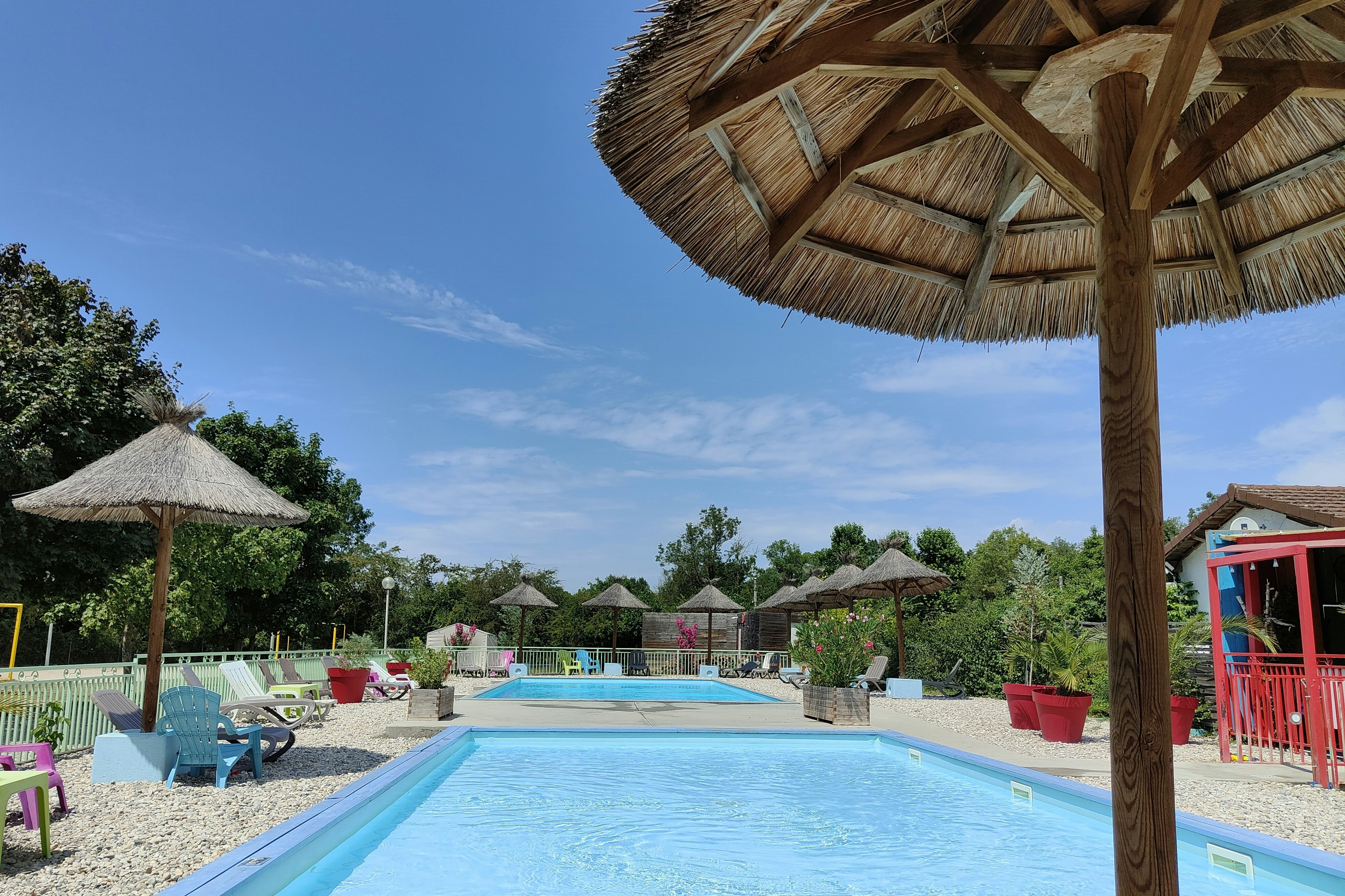 Camping Les Plages de l'Ain - Freibad auf dem Campingplatz