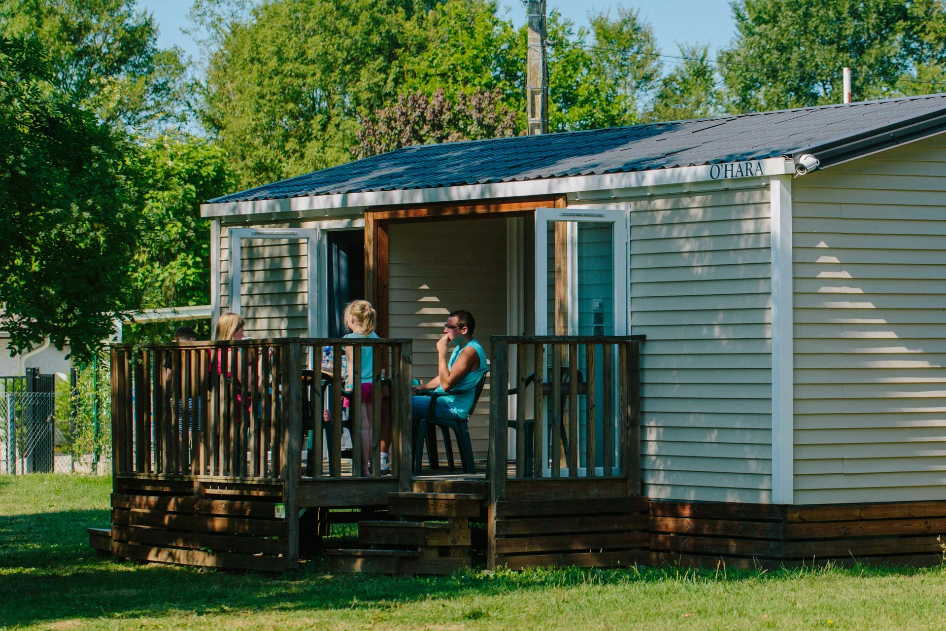 Camping Les Plages de l'Ain - Mobilheim mit Veranda auf dem Campingplatz
