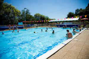Camping Les Plages de Loire - Camper im Pool vom Campingplatz