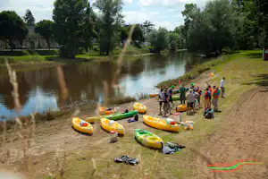 Camping Les Plages de Loire - Kayak fahren auf dem Fluss am Campingplatz