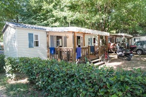 Camping Les Plans - Mobilheime zwischen Bäumen auf dem Campingplatz