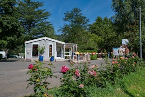 Camping Les Plans - Einfahrt und Rezeption des Campingplatzes