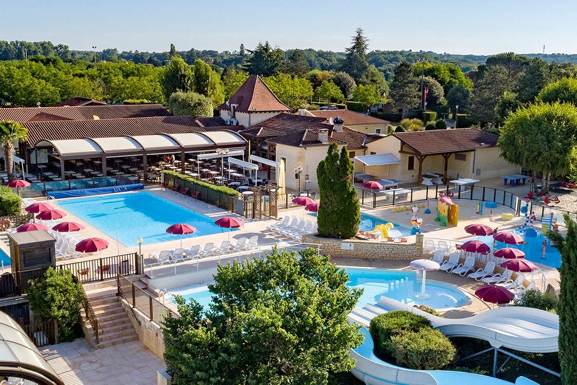 Camping Les Péneyrals - Campingplatz mit Pool,Wasserrutsche, Liegestühlen und Sonnenschirmen