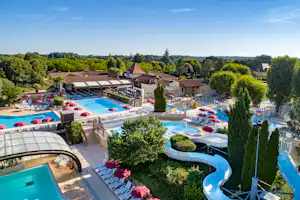 Camping Sandaya Les Péneyrals - Campingplatz mit Pool, Teleskopischer Schwimmbadüberdachung, Wasserrutsche, Liegestühlen und Sonnenschirmen