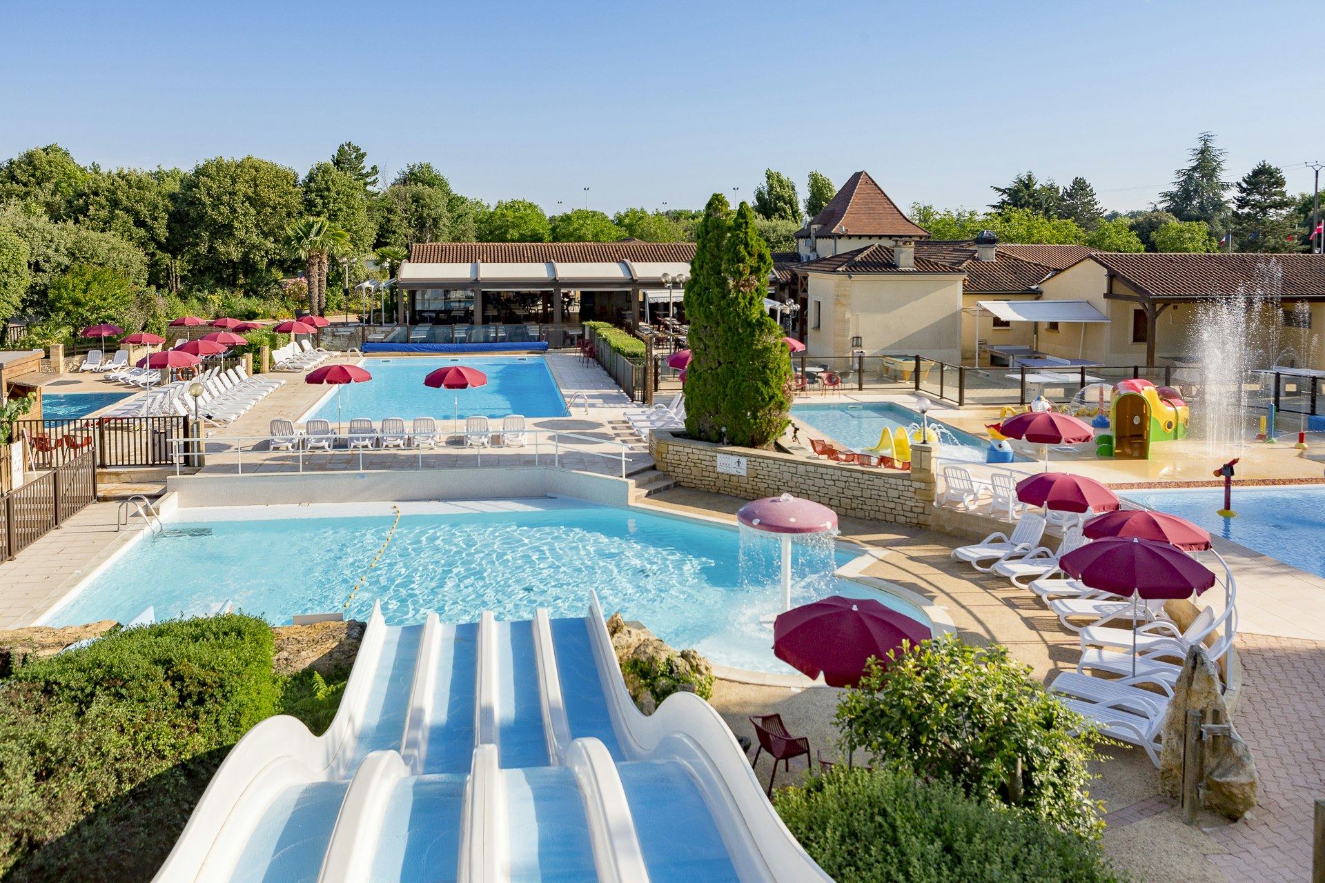 Camping Sandaya Les Péneyrals - Campingplatz mit Pool,Wasserrutsche, Liegestühlen und Sonnenschirmen