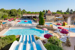 Camping Sandaya Les Péneyrals - Campingplatz mit Pool,Wasserrutsche, Liegestühlen und Sonnenschirmen