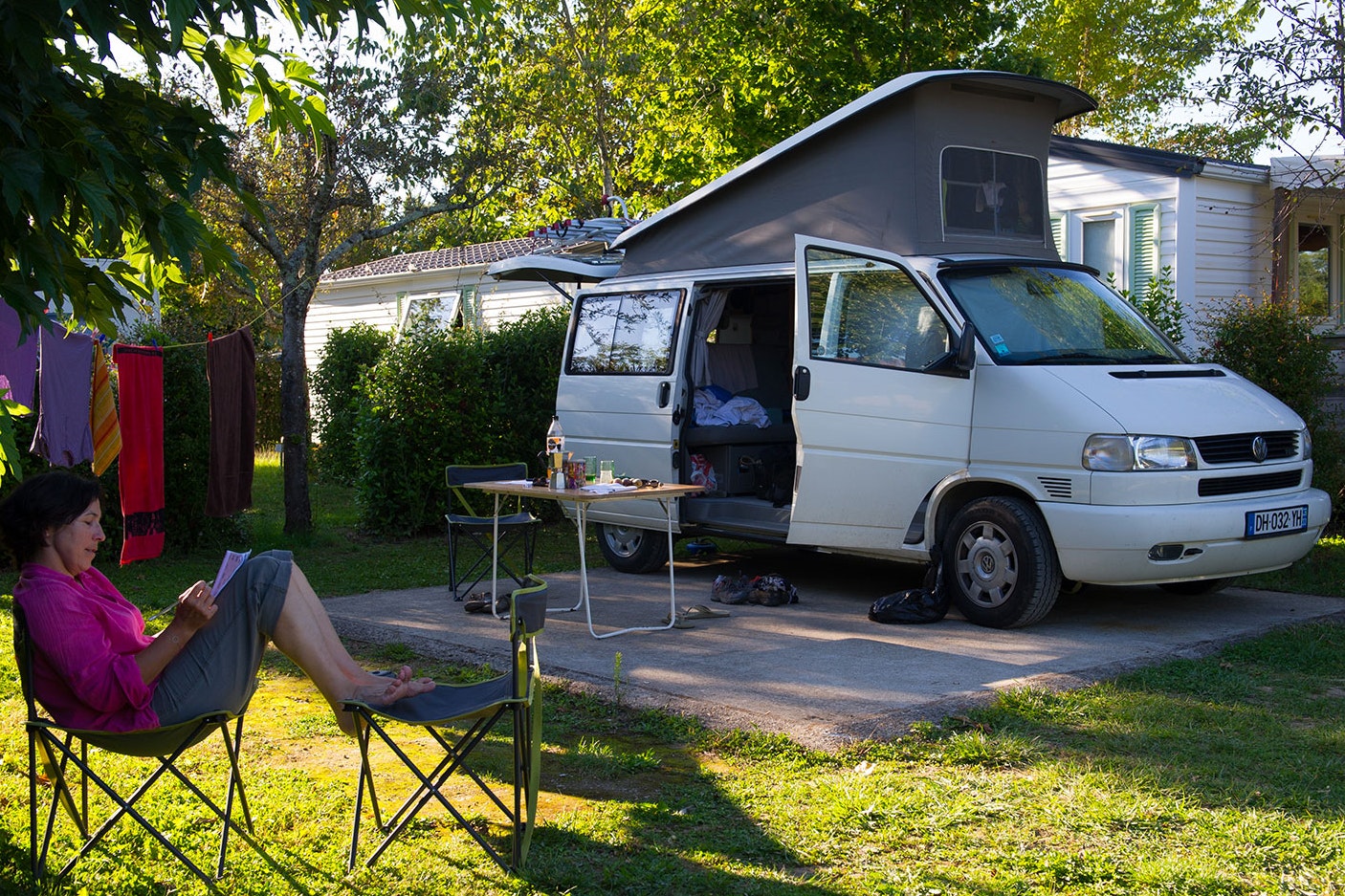 Camping Les Pommiers d'Aiguelèze - Camper auf Standplatz des Campingplatzes