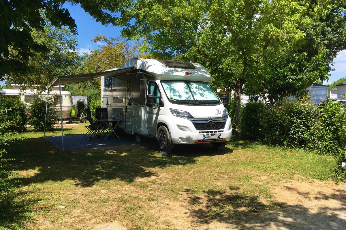 Camping Les Pommiers d'Aiguelèze - Wohnmobil auf Standplatz mit Markise 
