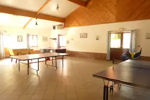 Camping Les Pommiers des Trois Pays - Öffentlicher Spielbereich mit Tischtennis und Tischfußball auf dem Campingplatz
