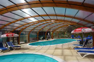 Camping Les Pommiers des Trois Pays - Badehalle mit Planschbecken und Liegestühlen auf dem Campingplatz