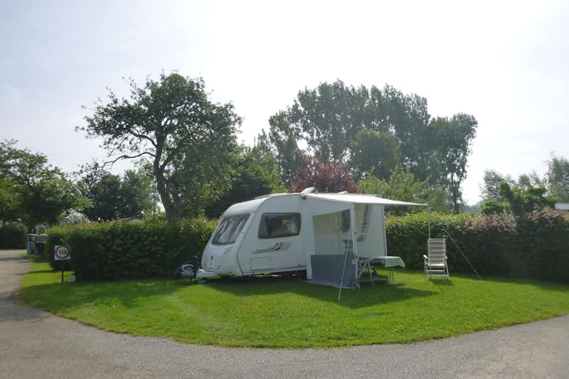 Camping Les Pommiers des Trois Pays - Blick auf Wohnwagenstellplatz auf grüner Wiese auf dem Campingplatz