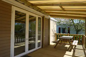 Camping Les Pommiers des Trois Pays - Schattige Terrasse vom Mobilheim auf dem Campingplatz