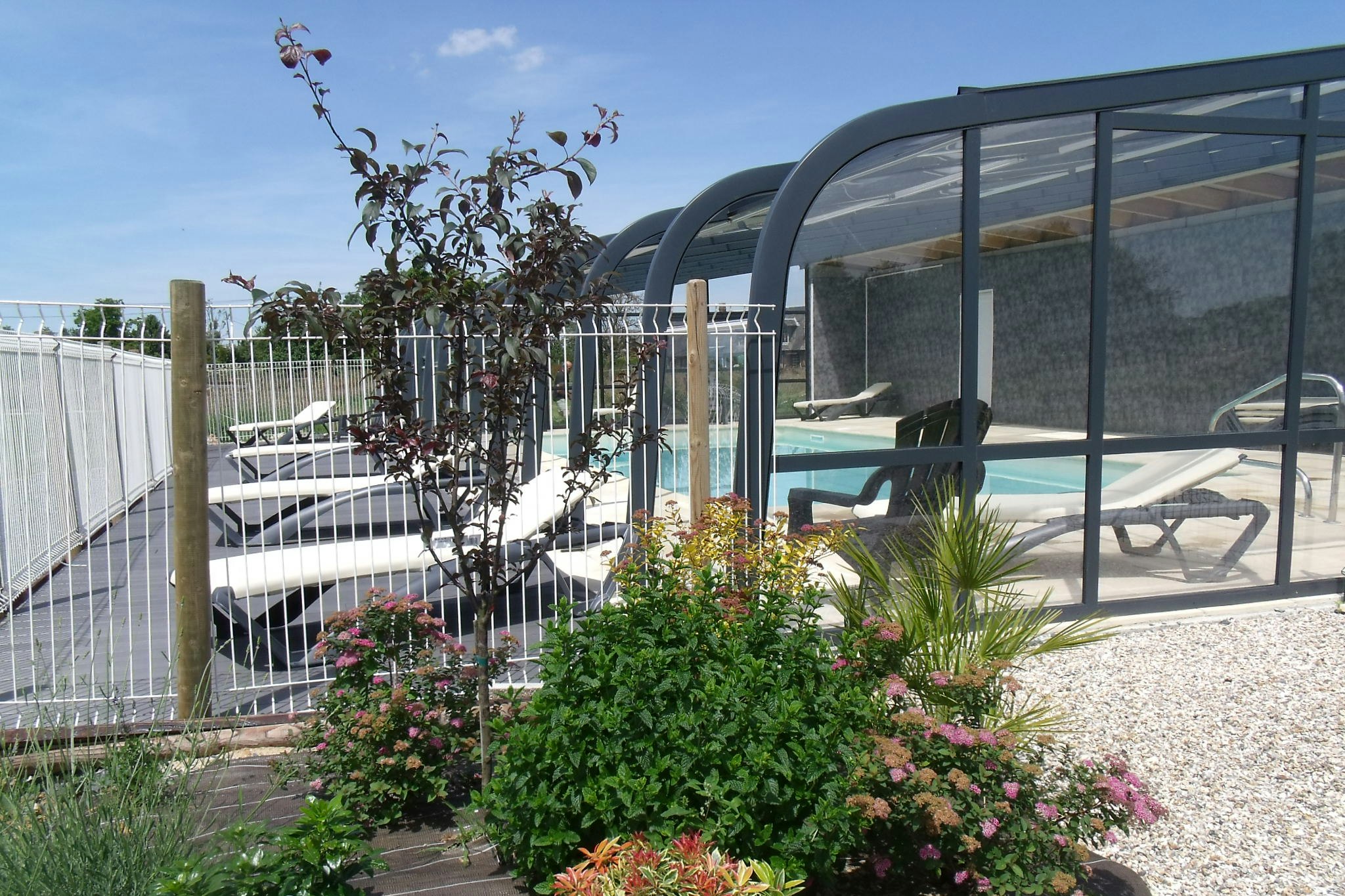 Camping Les Pommiers Pays d'Auge - Überdachter Pool mit Sonnenliegen