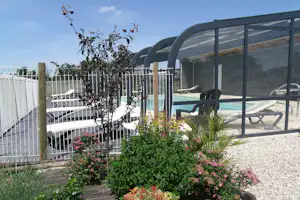 Camping Les Pommiers Pays d'Auge - Überdachter Pool mit Sonnenliegen